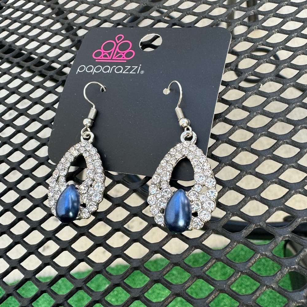 NWT Paparazzi “Share The Wealth”Earrings